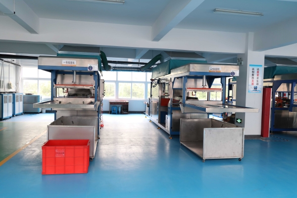 吸塑包(bāo)裝生産車(che)間