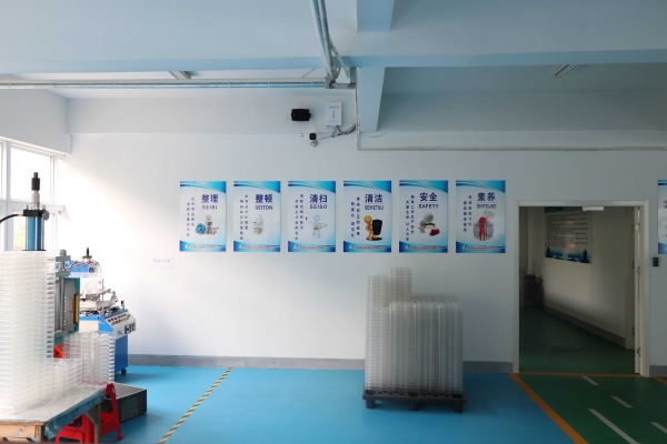 吸(xi)塑包裝生産車間(jian)