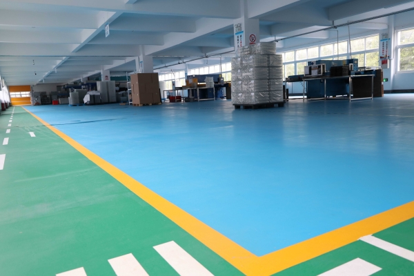 吸塑包(bāo)裝生産車(che)間