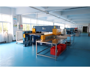 吸(xi)塑包裝生産(chǎn)車間